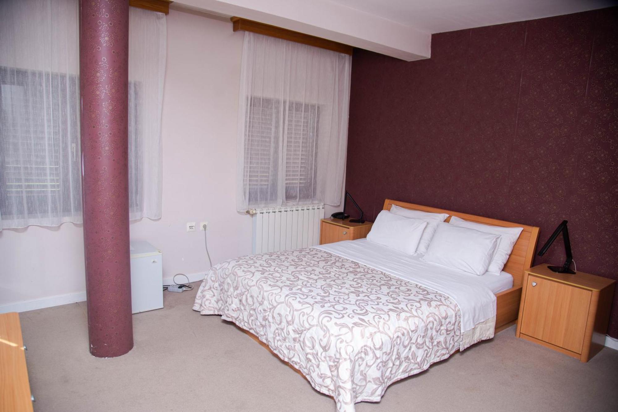 Hotel Dvor Бело Поле Екстериор снимка