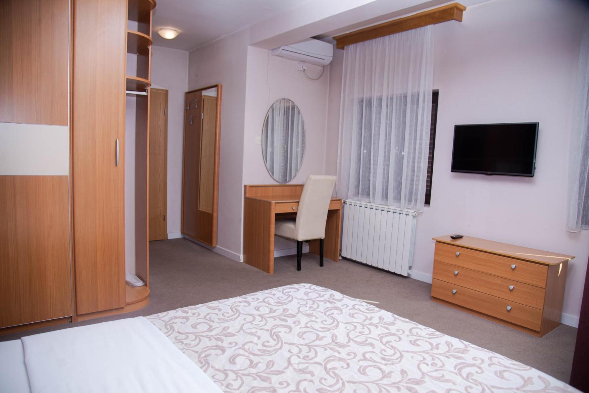 Hotel Dvor Бело Поле Екстериор снимка