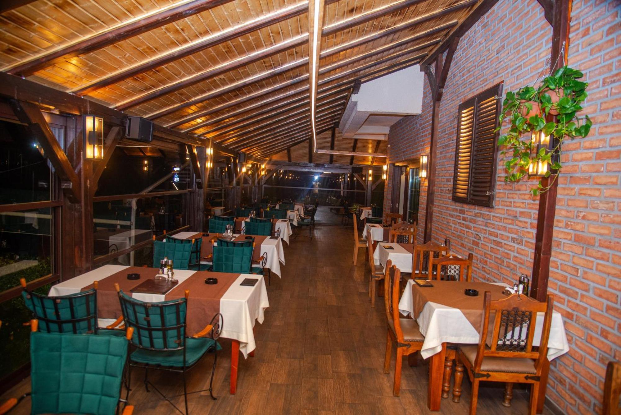 Hotel Dvor Бело Поле Екстериор снимка