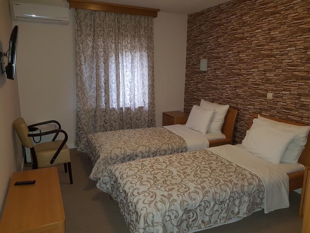 Hotel Dvor Бело Поле Екстериор снимка